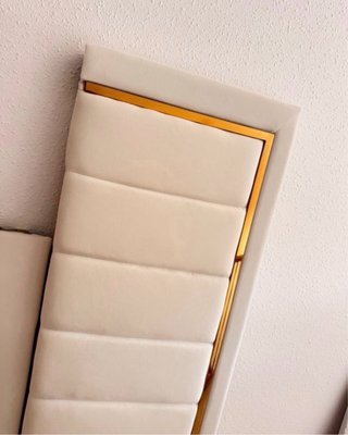 Cabezal de cama blanco y dorado