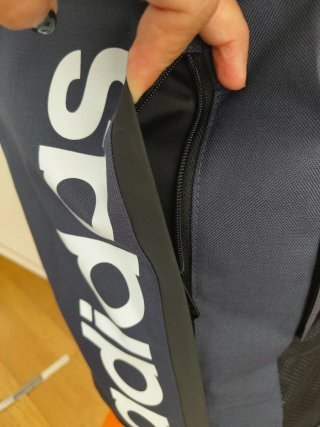 Mochila Adidas azul y negra 14x26. 5x46 cm