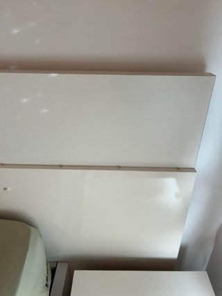 Cabecero  y 2 Mesitas de Noche Blancas.