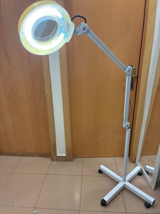 Lámpara de pie articulada con lupa