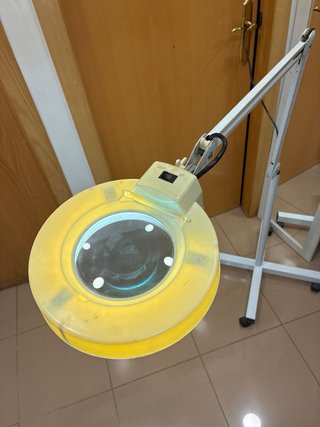 Lámpara de pie articulada con lupa