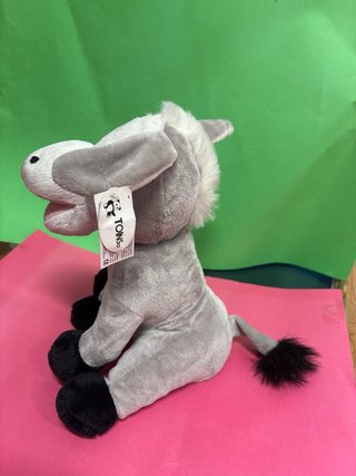 Peluches musicales burro y pingüino