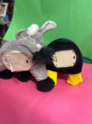 Peluches musicales burro y pingüino