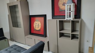 Mueble modular salón beige y rojo