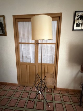 Lámpara de pie con mesa auxiliar