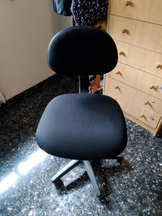 Silla Giratoria de Oficina Negra
