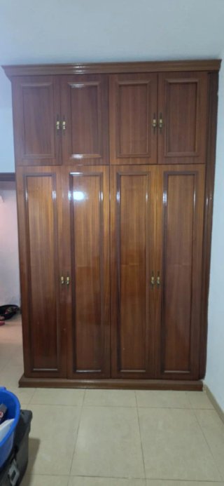 Armario de madera hecho a medida y mesita de noche
