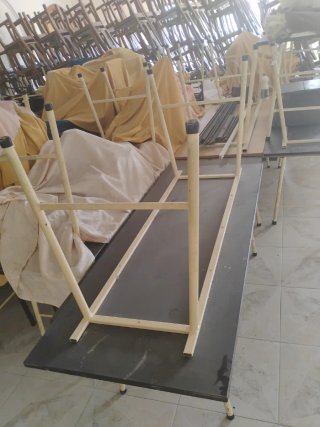 Mesa alargada de metal y madera