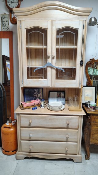 Mueble de madera con puertas de cristal