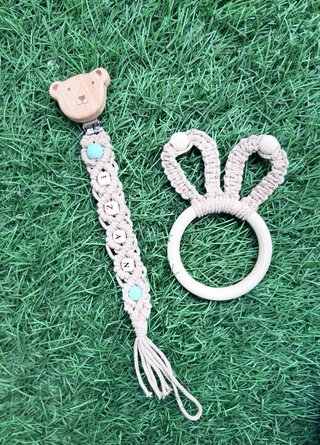 Chupetero y juguete macramé bebé