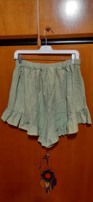 Shorts verde Shein de textura y volantes talla 1XL