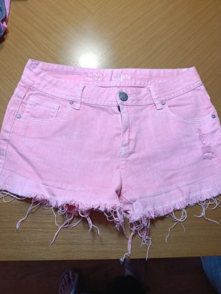 Pantalón corto vaquero rosa deshilachado