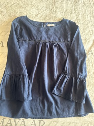Blusa azul de manga larga con volantes