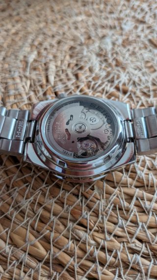 Reloj Seiko 5 Automático Negro y Plateado