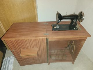 Máquina de coser Sigma con mueble