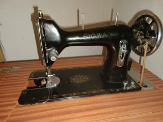 Máquina de coser Sigma con mueble