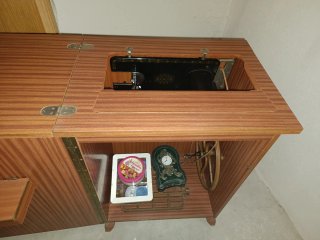 Máquina de coser Sigma con mueble