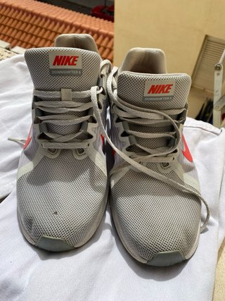 Deportivas Nike Running Grises y Rojas