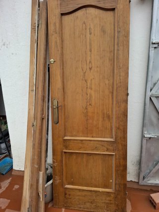 Puerta de madera maciza