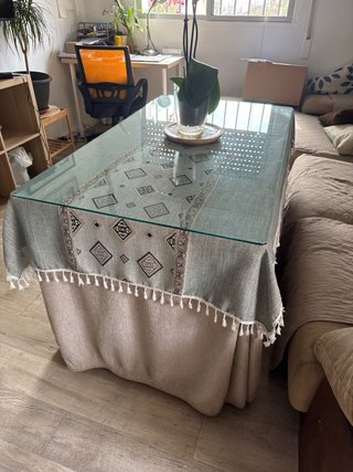 Mesa camilla cristal y mantel beige mas mantel azu