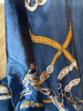 Pañuelo azul marino con cadenas doradas