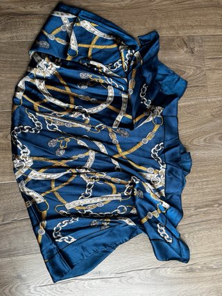 Pañuelo azul marino con cadenas doradas