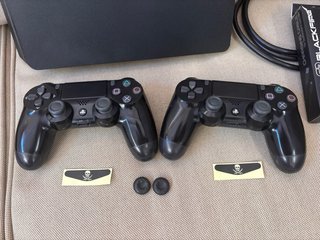 PS4 (PlayStation 4) con 2 mandos