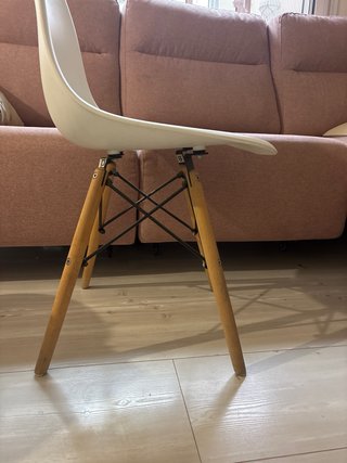 Silla de comedor blanca con patas de madera