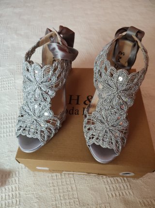 Zapatos de fiesta plateados con pedrería