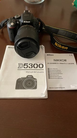 Nikon D5300 + Nikkor 18-140mm VR + funda + trípode