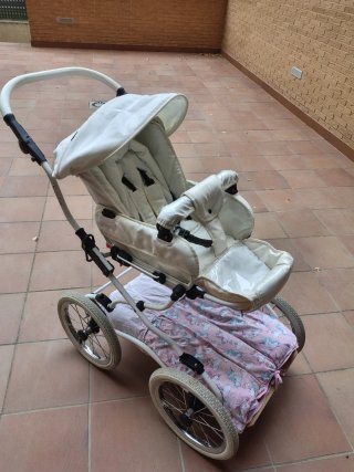 Carrito de bebé vintage blanco