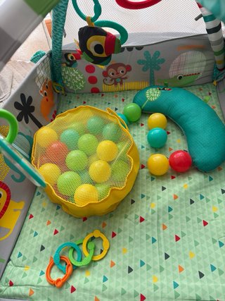 Parque infantil con pelotas y juguetes