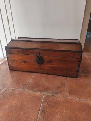 Baúl de madera antiguo con herrajes