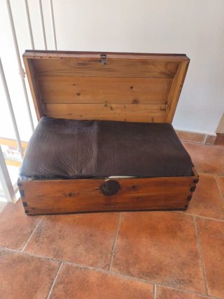 Baúl de madera antiguo con herrajes