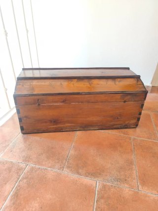 Baúl de madera antiguo con herrajes