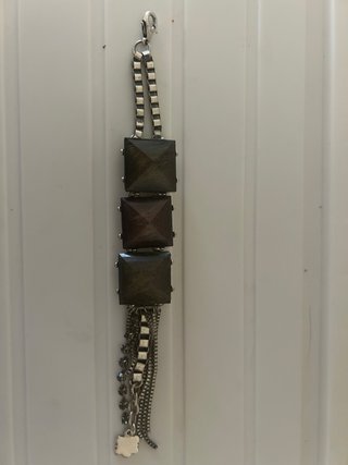 Pulsera con Piedras Cuadradas y Cadenas