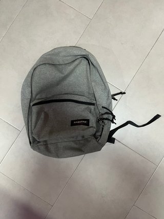 Mochila Eastpak gris y negra