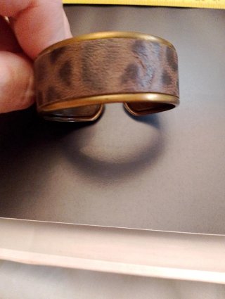 Pulsera de piel y metal dorada