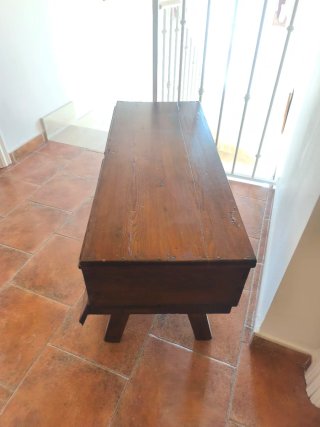 Baúl antiguo de madera con patas