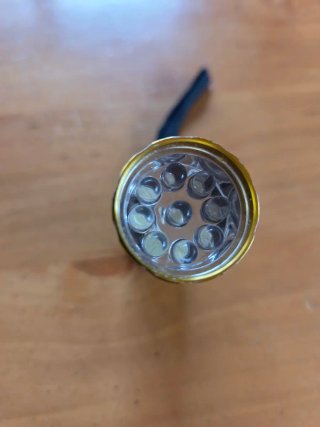 Linterna LED Compacta Dorada