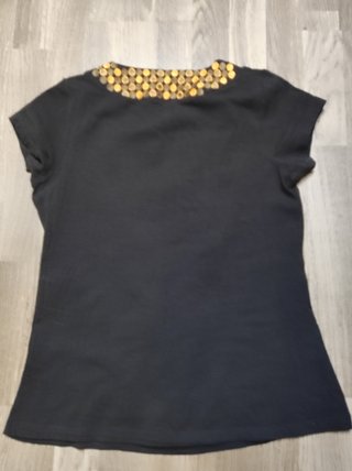 Camiseta con bordados geométricos