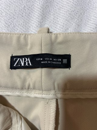 Pantalón de traje con pinzas beige
