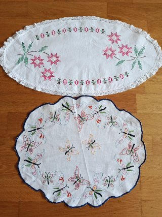 2 tappeti ovali vintage ricamati a mano colorati