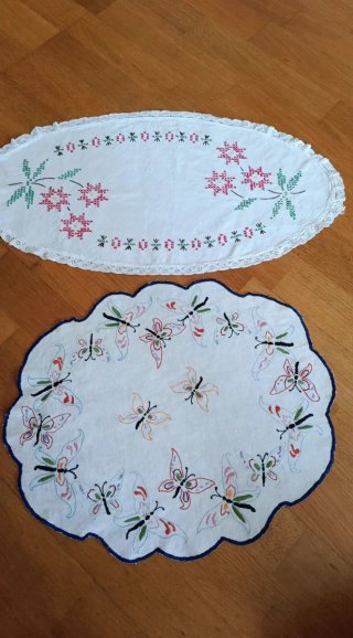 2 tappeti ovali vintage ricamati a mano colorati