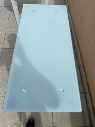 Mesa de cristal y metal gris