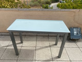 Mesa de cristal y metal gris