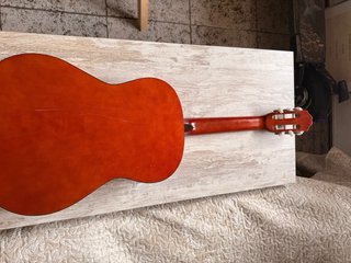 Guitarra clásica española con pua y funda