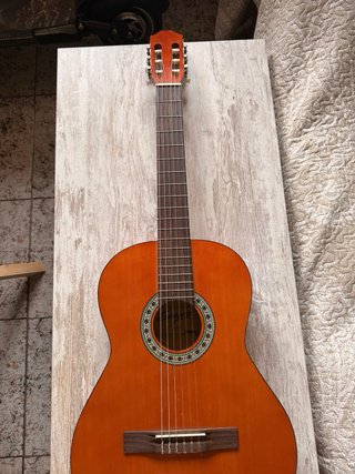 Guitarra clásica española con pua y funda