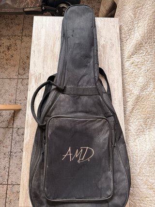Guitarra clásica española con pua y funda