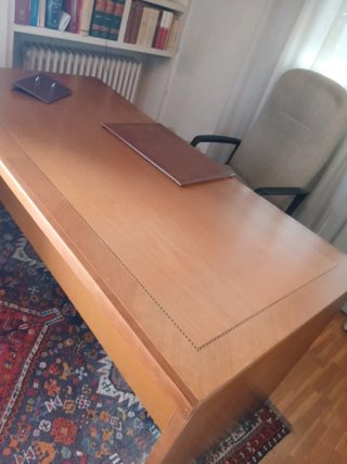 Mesa de oficina de madera y silla
